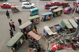 非法营运“黑三轮”包围市中心医院图片