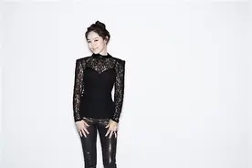 歌手Lisa和eSNa当韩国英语广播电台主持人图片