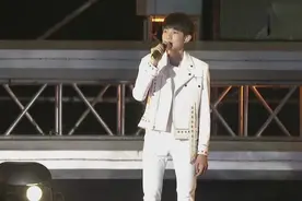 《剩下的盛夏》TBOYS现场版，全场沸腾，三小只的真爱粉好多啊视频封面