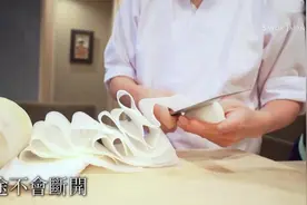 难怪要练5年，日本料理厨师表演削萝卜神技，薄如蝉翼视频封面