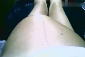 8个月的宝宝在妈妈肚子踢脚，结果把妈妈肚子踢成这样，太闹心了视频封面