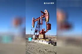 新疆戈壁油田的工人给你看原油到底是什么样子的视频封面