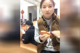 花式恶搞：老婆喂的薯片那是相当的够味啊！