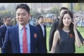 章泽天陪刘强东参加母校90周年庆 夫妻甜蜜牵手视频封面