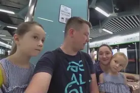 俄罗斯大叔带全家畅游中国海边玩耍 金发女儿很可爱中文流利视频封面
