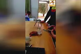 女老师在台上做化学实验，台下学生吓坏了，最后纷纷鼓掌视频封面