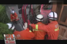 广昆高速货车追尾两人被困 砚山消防紧急救援视频封面