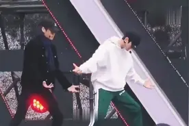 EXO私服最新平昌演唱会彩排现场，伯贤和SUHO是穿情侣装的节奏啊