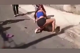 外国女人打架就是厉害，比男人还要猛！视频封面