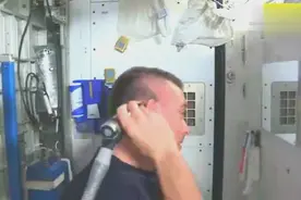 实拍航天员在太空中理发，头发飘走怎么办视频封面