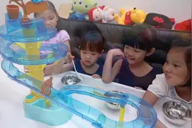 冰凉果冻滑水道 日本流水素面玩具版！从56公分高的滑水道滑下视频封面