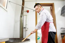 青岛最出名的传统风味小吃，用柴火灶熬炸又香又脆，营养价值很高视频封面