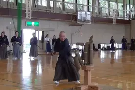 日本武术居合拔刀术 高手砍草席姿态就是不一样 一般选手不输才怪视频封面