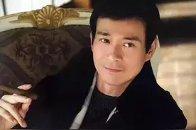 “香帅”郑少秋32岁秃头，为帅气戴38年假发，只在前妻追悼会摘下图片