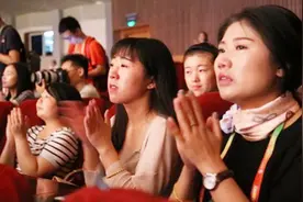 当年春晚全国观众就为等这歌，听一句肝肠寸断台下观众泣不成声视频封面