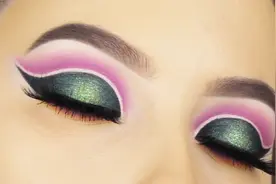 用眼影打造大双眼皮，银白色的眼线分隔了紫色的眼影