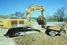 利勃海尔974：这大挖掘机干活真过瘾，翻斗车司机累坏了