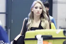 认真唱歌的CL，龙哥的红头发跟大声的绿头发真的是有点抢镜呀