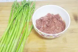 这才是牛肉腌制正确方法，不放小苏打和蛋清，炒出来一样鲜嫩多汁视频封面