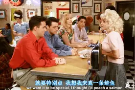 老友们够意思，莫妮卡可以边工作边聊天呢！视频封面
