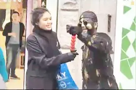 套路深！街头铜人诚邀合照 拍完后就要收费二十元视频封面