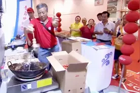 山东青岛特色糖葫芦 高家糖球 又叫雪里红 糖葫芦包了一层棉花糖