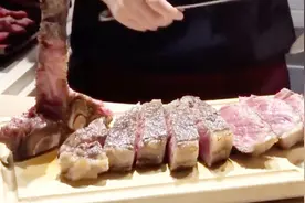 这一大块肉7分熟看起来好嫩啊，看的我直流口水，吃起来肯定过瘾