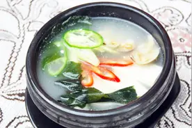 大厨教你做营养美味海带豆腐汤，热气腾腾的饭后暖身汤，都抢着喝视频封面