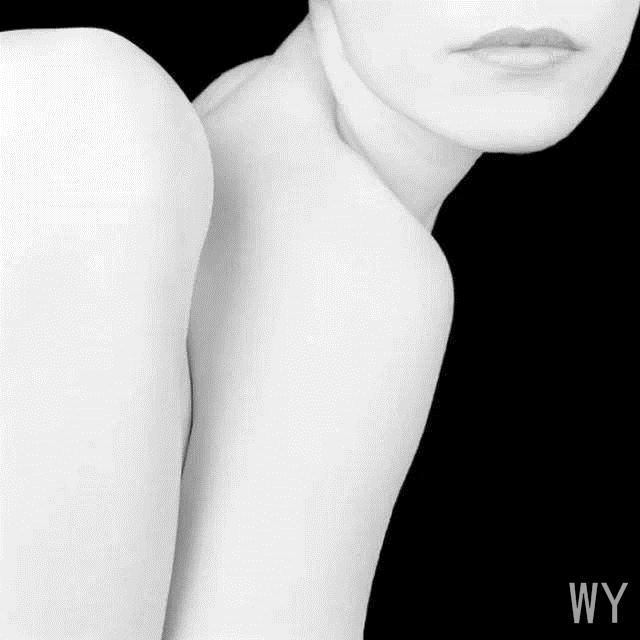 ��������������Ӱ���������ڰ�ɫչ��Ů����������