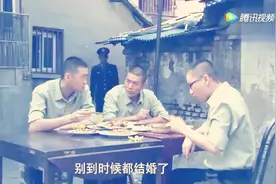 特种兵背后嚼吴京舌根，没想到吴京拿着酒就在后面视频封面
