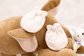 宝宝抓伤脸怎么办？新手妈妈给宝宝带手套，千万要小心！视频封面