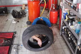 轮胎扎了内补还是外补？到底哪个好？不要被汽修厂给坑了视频封面