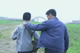 小伙为孩子上学的问题，来求领导，领导都愣了，原来背后有大靠山视频封面