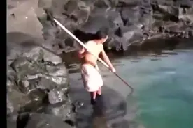 牛人用祖传方法海边插鱼，提起来的大鱼岸边的人都看蒙圈了