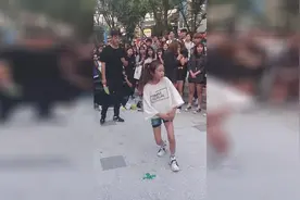 韩国10岁小萝莉街头表演《Shape of You》舞蹈，路人尖叫不已