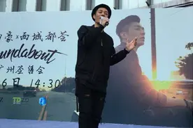 周柏豪《Roundabout》签售会 歌迷“群情汹涌”热情高涨图片