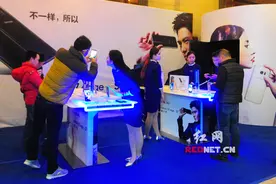 手机维修费用高 屏幕主板最“伤不起”图片