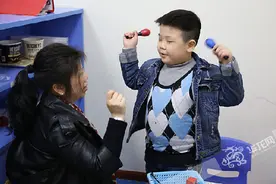 “星星的孩子”：妈妈相信你 总有一天能与人正常交流图片