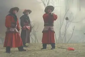 李俊不愿跟宋江回京，留下童威童猛照顾自己，最后去了南洋当国王