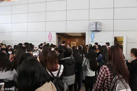 上厕所获近百粉丝“围观”耽美剧CP王青、冯建宇还尿得出来吗？图片