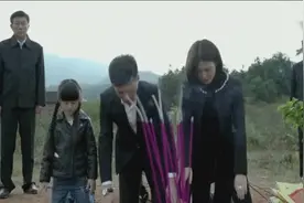 靳东一家三口祭拜老母亲，女儿婷婷甚至拿出了这个，让无数人落泪视频封面