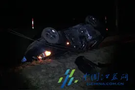 轿车疑车速过快 弯道撞上电线杆一死一伤图片