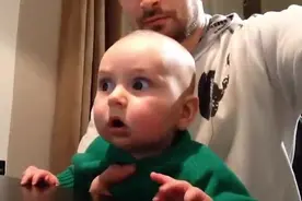 小宝宝和爸爸一起看电视，宝宝一惊一乍的小表情好搞笑，好萌视频封面