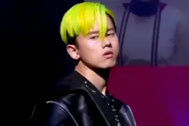 张杰走秀亮黄色的头发好抢眼！这个发型的杰哥你觉得怎样？视频封面