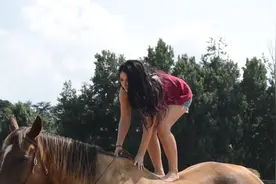 女孩马术高超，骑马不用鞍，马背光脚站起来！