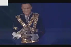 马云模仿杰克逊舞步嗨翻全场，当拆下面具那一刻原谅我笑了！视频封面