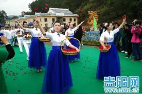 龙凤园陵园：玫瑰花瓣伴骨灰 14位逝者“入土为安”图片