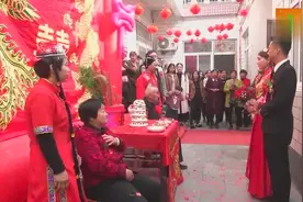娶回来新娘在院里举行这样的仪式 把公婆装扮成这样 看呆了所有人图片