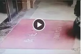 皮卡车加速直接冲入大朗东逸湾的售楼处 原来是这么回事！图片