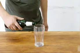 家里的蚊子老实赶不走，一瓶啤酒真的能搞定蚊子吗？太厉害了视频封面